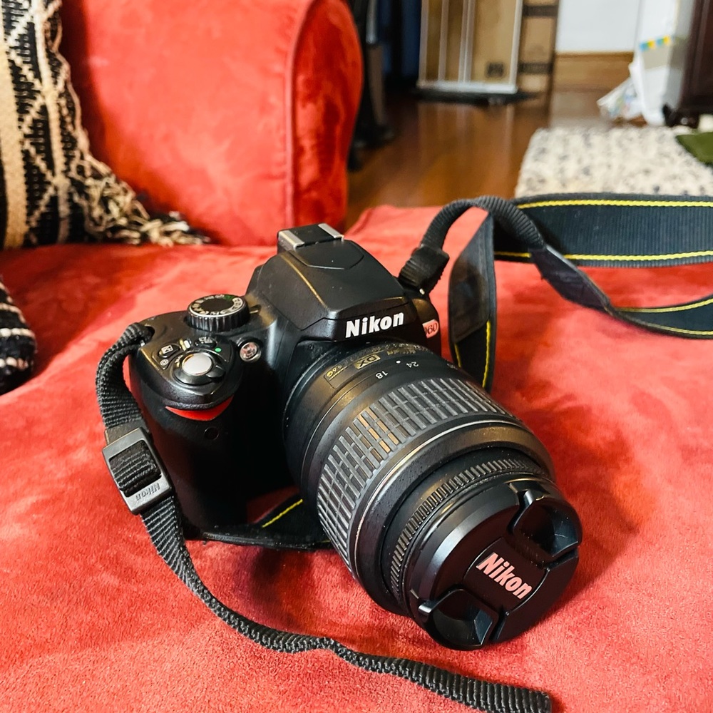 Nikon AF-S NIKKOR 18-55mm 1:3.5-5.6G Camera with Charger, Strap, & Bag